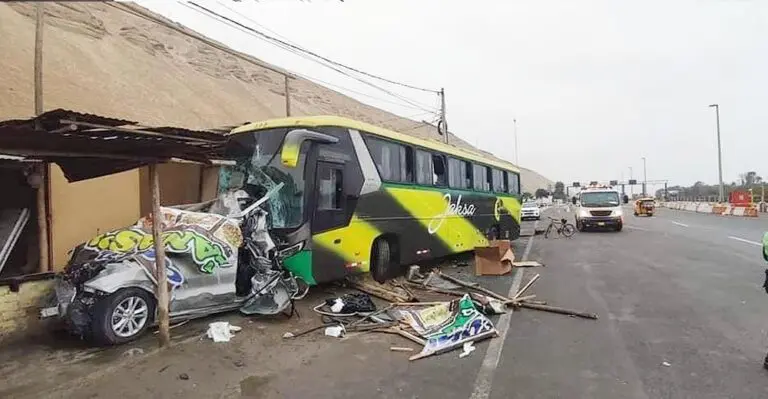 Bus de Jaksa choca por alcance a un auto y deja al menos dos personas sin vida en Chincha - Ica