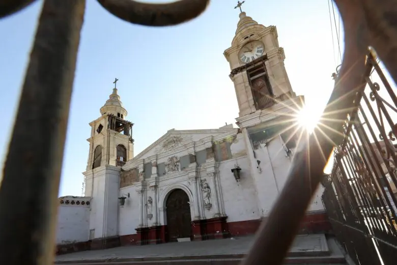 Firman convenio para reconstruir "La Catedral de Ica" tras sanear el título del terreno