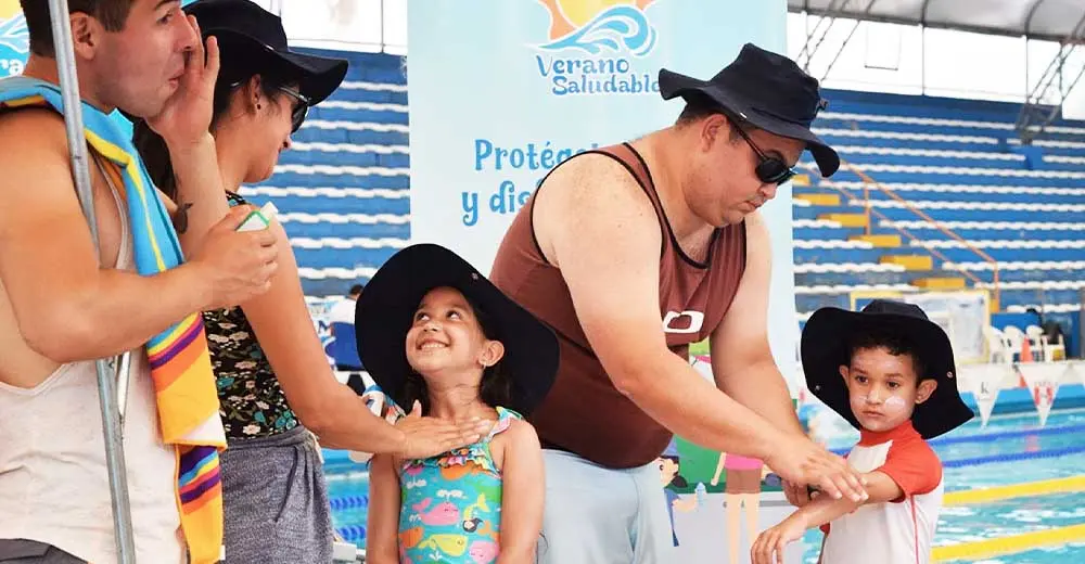 En la playa o piscina: Bloqueadores solares evitan quemaduras y cáncer a la piel