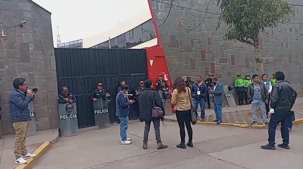 Dina Boluarte en Cusco: Reunión fue con dueños de medios y periodistas locales se quedaron afuera.