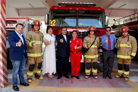 Bomberos Voluntarios de Ica reciben trajes especiales gracias a Caja Ica