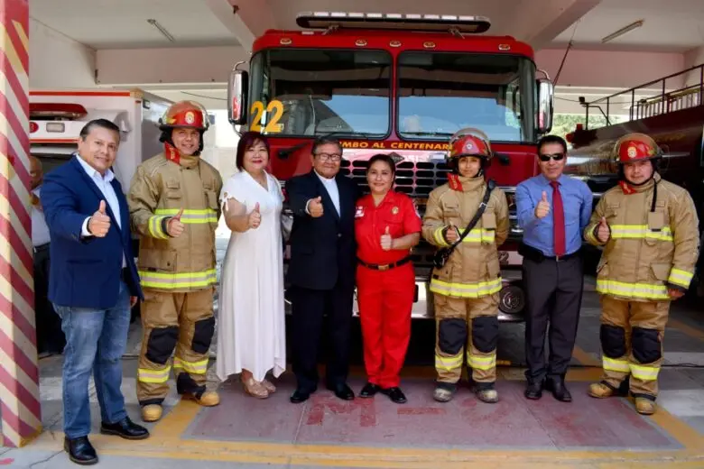 Bomberos Voluntarios de Ica reciben trajes especiales gracias a Caja Ica