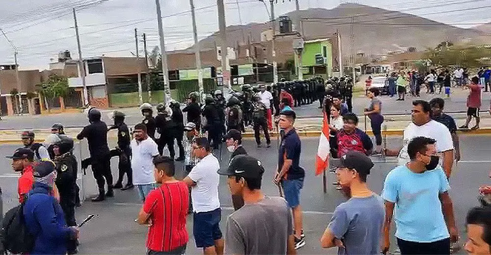 Buscan desatar "guerra civil" en Ica: PNP interviene con civiles violentos para enfrentar a manifestantes