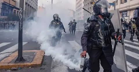 Ecuador entrega al Perú 12.000 granadas lacrimógenas en plena convulsión social
