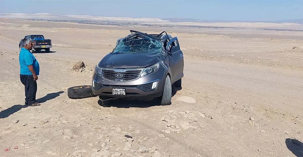 Ica: vehículo se vuelca en el camino a la Playa Punta Lomitas y detienen al conductor