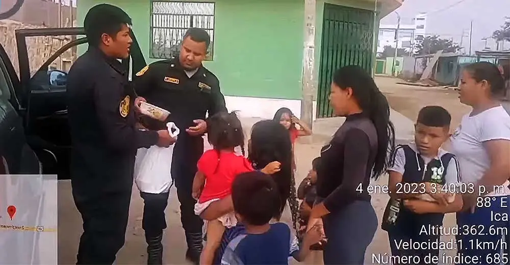 Ica: Policías entregan "almuerzos" niños y madres de Barrio Chino en medio de bloqueos