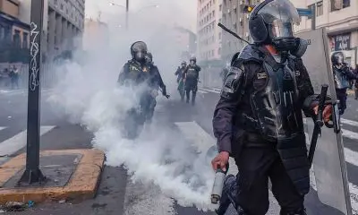 Ecuador entrega al Perú 12.000 granadas lacrimógenas en plena convulsión social