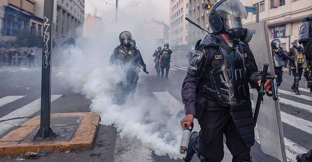 Ecuador entrega al Perú 12.000 granadas lacrimógenas en plena convulsión social