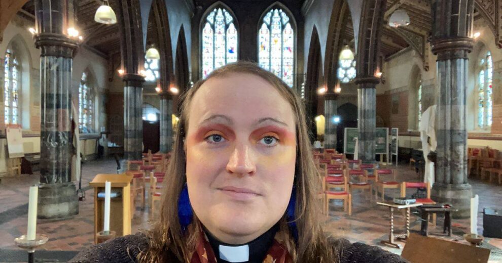 En Inglaterra ya hay un sacerdote no binario predicando, se llama Bingo Allison.