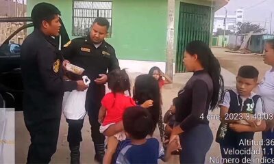 Ica: Policías entregan "almuerzos" niños y madres de Barrio Chino en medio de bloqueos