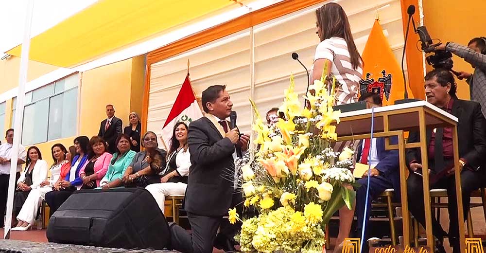 Lima: Nuevo alcalde de Comas se arrodilla y le pide matrimonio a su pareja en plena juramentación