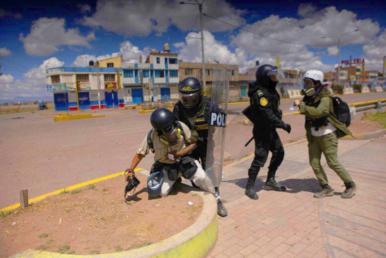 Puno: Policías agreden y disparan a fotoperiodista en Juliaca por tomar fotos de la violenta represión
