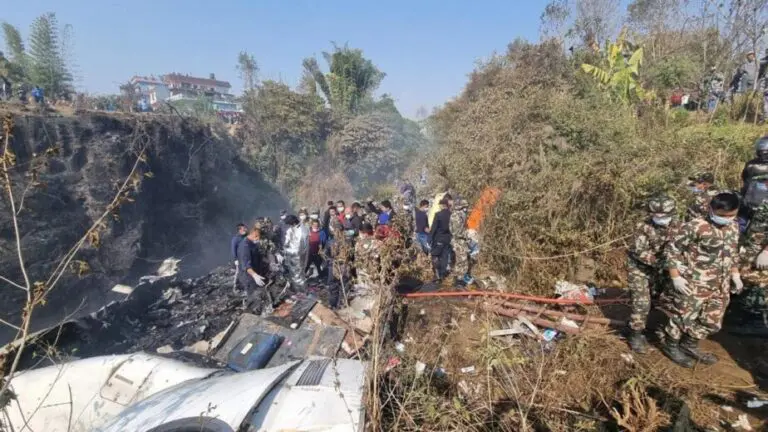 Un avión comercial se estrelló en Nepal y mueren 68 de las 72 personas que iban a bordo - Internacional