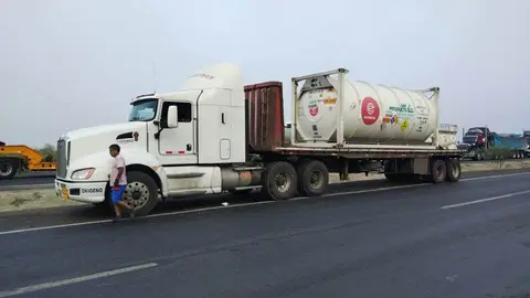 Manifestantes dan pase humanitario al tráiler que lleva oxígeno para el Hospital Regional de Ica