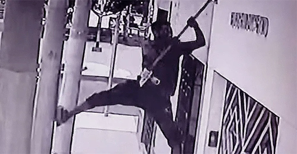 ¡EL COLMO! Delincuente se roba cámara de video vigilancia de un conocido abogado en Ica