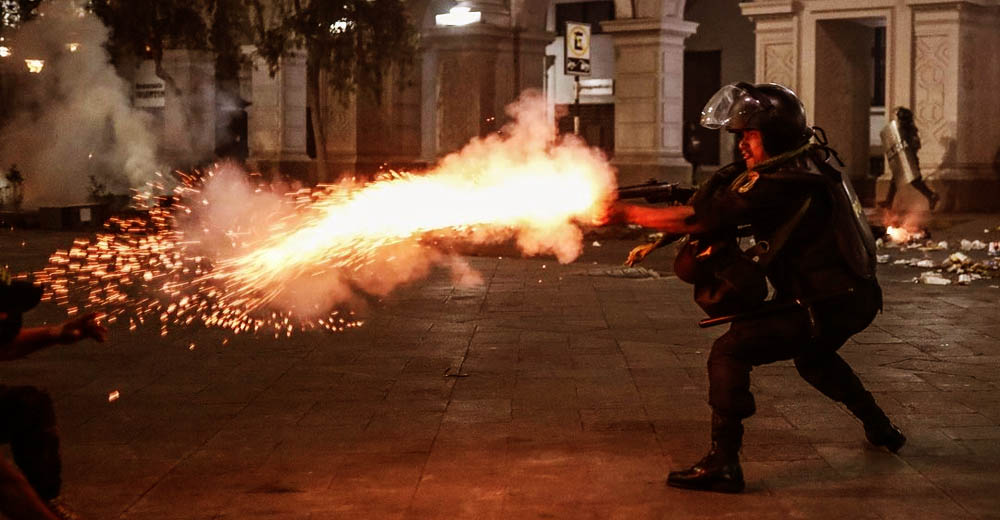 España suspende venta de material antidisturbios a Perú por violaciones a los derechos humanos durante las protestas