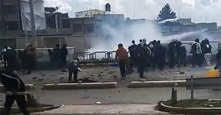 Juliaca: 23 heridos tras protestas entre ellos un niño de 11 años por arma de fuego - Perú