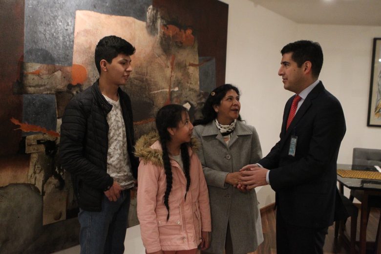 La familia de Pedro Castillo: La exprimera dama Lilia Paredes y sus dos menores hijos reciben asilo político en México.Viajaron acompañados del embajador mexicano en Perú, Pablo Monroy Conesa, quien fue declarado "persona no grata" por el gobierno de Dina Boluarte.