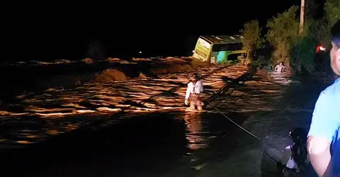 Ica: Bus interprovincial con pasajeros es arrastrado por huaico en la Panamericana Sur