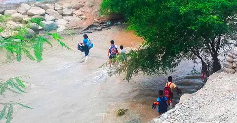 Ica: Escolares cruzan un río para llegar a sus colegios en La Tinguiña