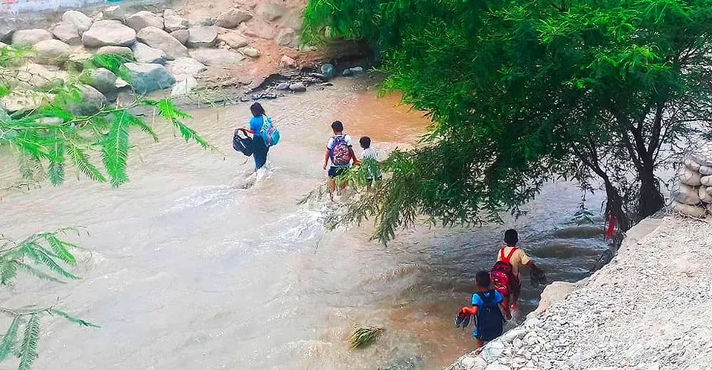 Ica: Escolares cruzan un río para llegar a sus colegios en La Tinguiña