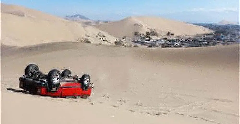 Ica: Vehículo se vuelca en las dunas de Huacachina