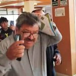 Botan a viceministro de Salud al ser encontrado almorzando y tomando vino en Ayacucho