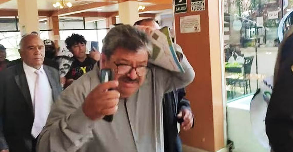 Botan a viceministro de Salud en Ayacucho al ser encontrado comiendo y bebiendo en restaurante