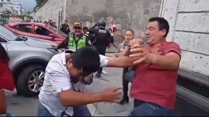 Congresista Edwin Martínez se agarra a golpes con opositor en una calle de Arequipa