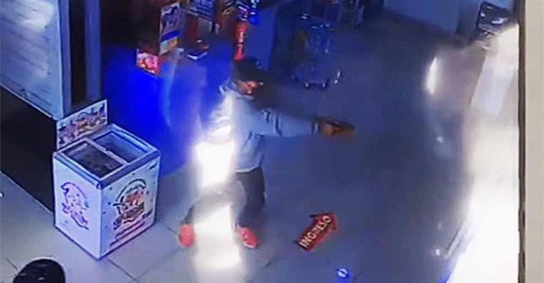 Delincuentes armados asaltan un agente BCP en el centro de Ica - Ica