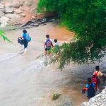 Ica: Escolares cruzan un río para llegar a sus colegios en La Tinguiña