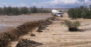 Ica: Panamericana Sur bloqueada por huaicos en Ocucaje y camión de combustible se despista