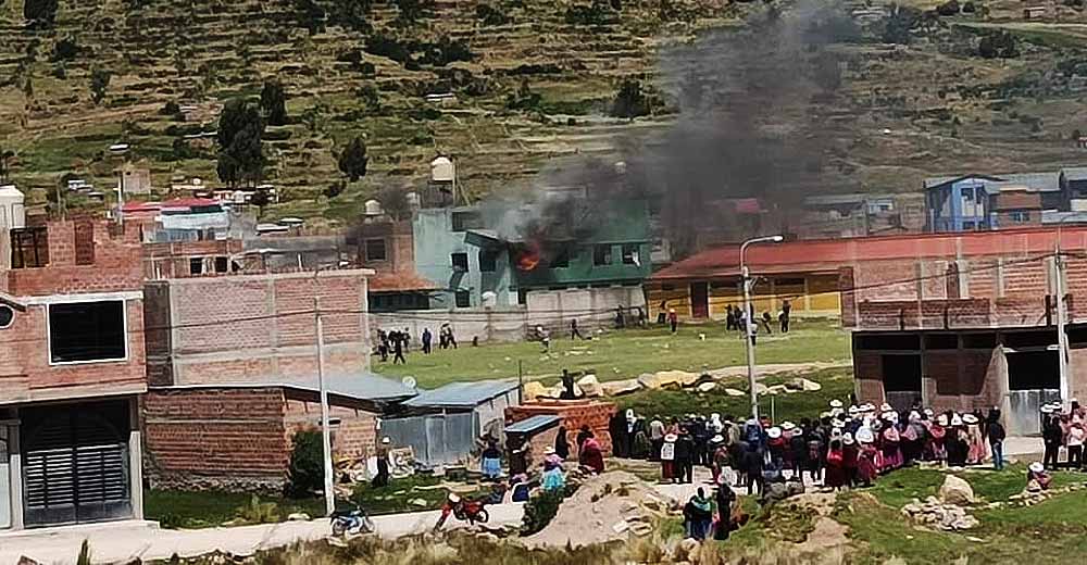 Incendian comisaría del distrito de Juli en la provincia de Chucuito en Puno