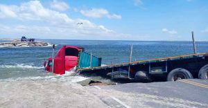 Piura: 120 metros de carretera destruida y se traga enorme tráiler