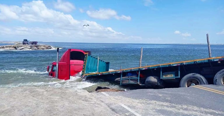 Piura: Desborde de una laguna destruye 120 metros de carretera y se traga un enorme tráiler - Perú