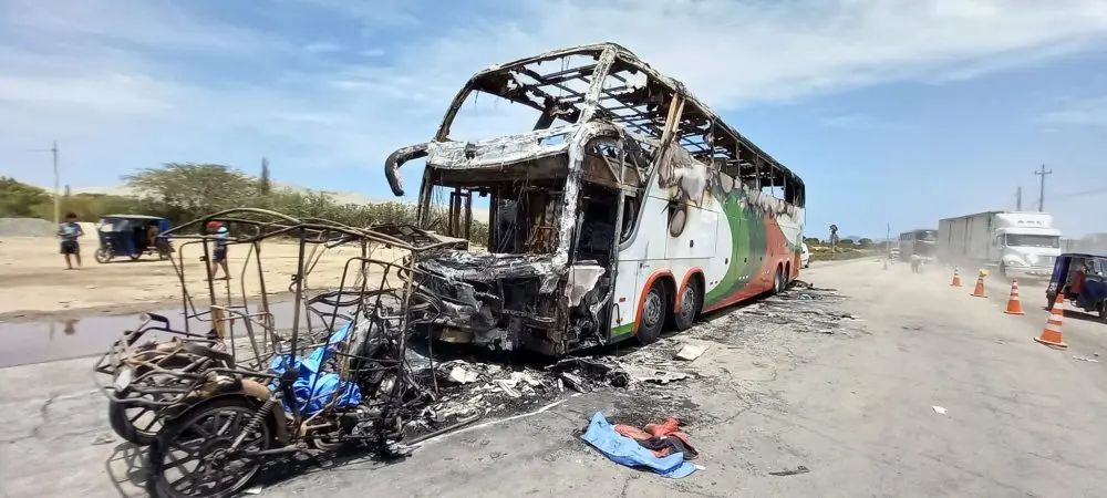 Tragedia en el norte: 10 personas mueren quemadas tras choque entre bus y mototaxi