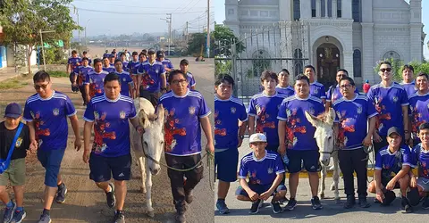 Ica: Trasladan a burrito desde San Juan Bautista para celebrar el Domingo de Ramos