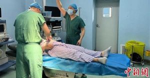 China: Implantan un chip subcutáneo a un paciente para que deje el alcoholismo