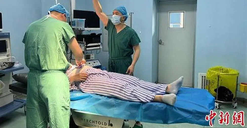 China: Implantan un chip subcutáneo a un paciente para que deje el alcoholismo