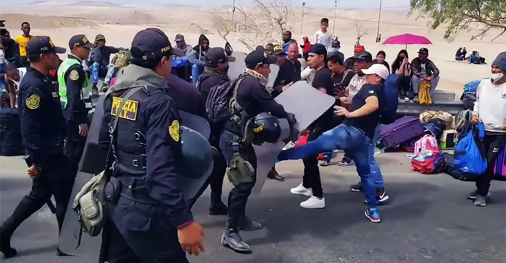 Extranjeros se enfrentan a la Policía y bloquean carretera en la frontera entre Perú y Chile
