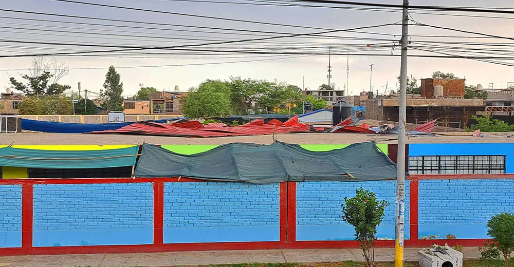 Ica: Fuerte viento destruye techo de calamina del colegio San Idelfonso en La Tinguiña