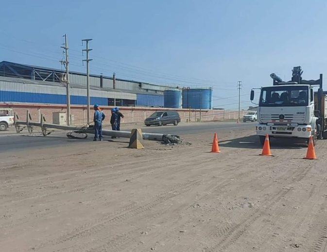 Pisco: Camión derriba poste en la carretera hacia Paracas