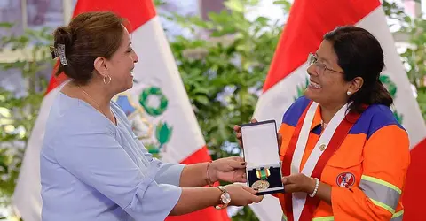 Congresista Isabel Cortez ahora defiende a Dina Boluarte tras recibir una condecoración presidencial