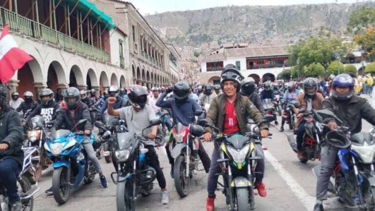 Municipalidad de Huamanga evalúa prohibir que dos personas viajen en una moto lineal - Perú