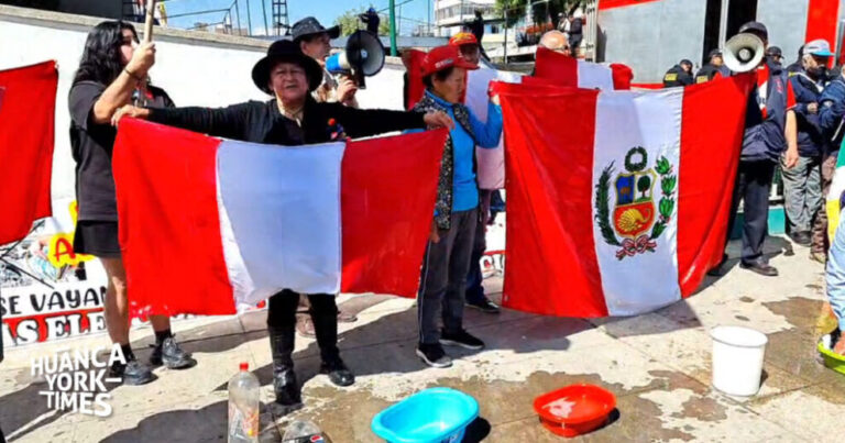 Huancayo: Ciudadanos lavan bandera nacional en protesta contra Dina Boluarte - Perú