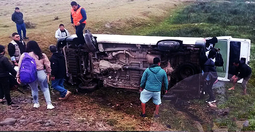 Estudiantes de la Universidad San Luis Gonzaga de Ica se salvan de morir en accidente
