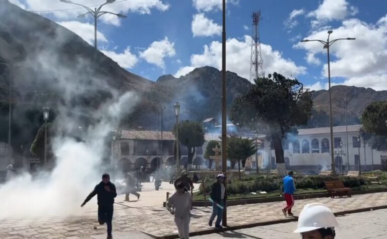 Huancavelica: Policía Nacional dispersa con bombas lacrimógenas a manifestantes - Perú