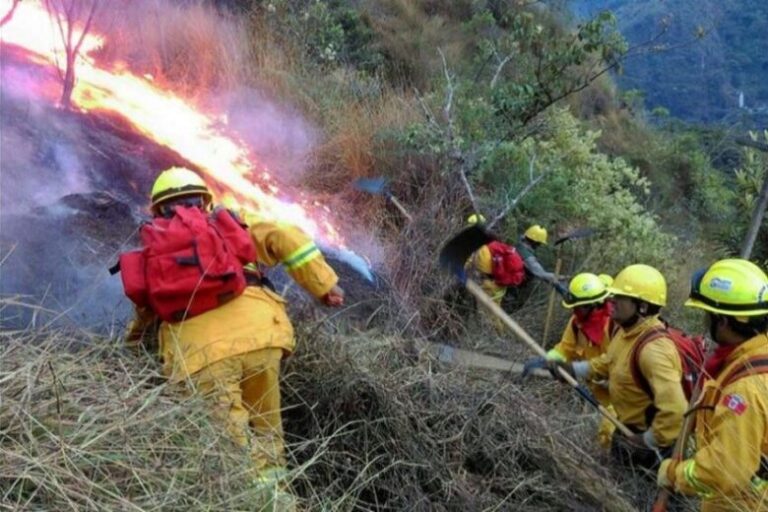 Cusco: Incendio forestal amenaza el Santuario Histórico de Machu Picchu - Perú