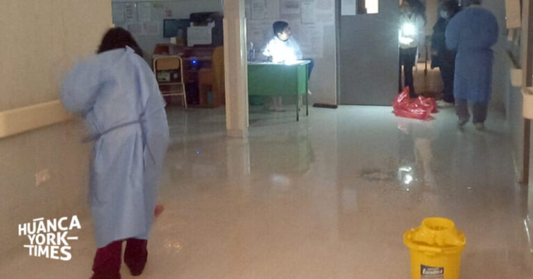 Techos del centro de salud de Chupaca se caen por granizo e inundan instalaciones mientras se atendía a pacientes - Perú