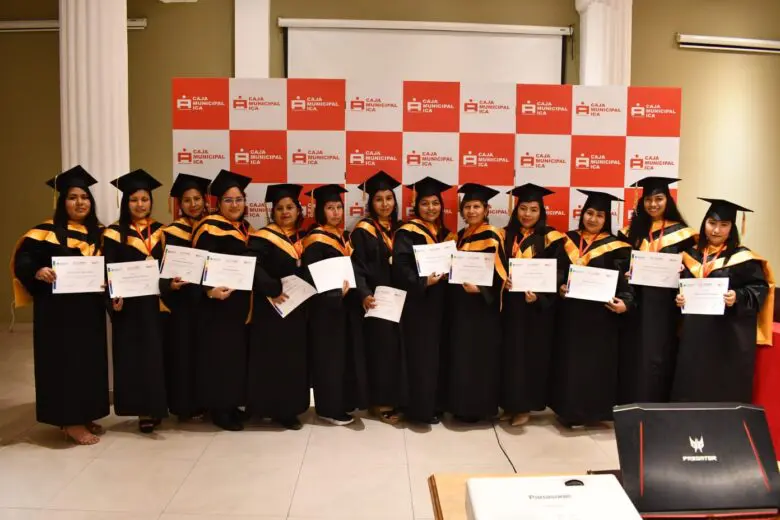 Caja Ica y Centrum PUCP culminaron programa 'Mujer que tu negocio crezca más'